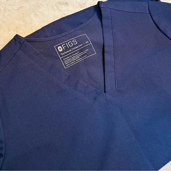Woman’s Figs Casma Three-Pocket Scrub Top, XS, Navy - Picture 4 of 6